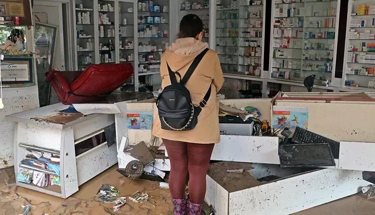 Antalya'daki sel felaketinde iş yerlerini su ve çamur bastı 7