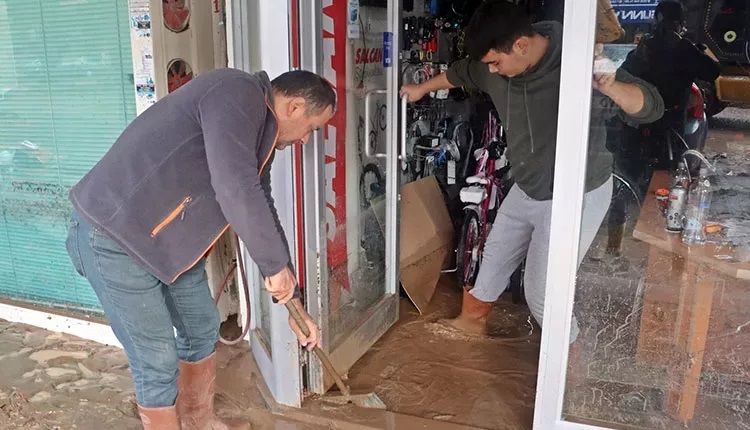 Antalya'daki sel felaketinde iş yerlerini su ve çamur bastı 8