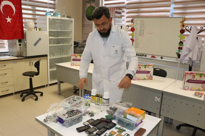 Gramı 9 bin lira olan maddeler çöpe atılıyor! Elektronik eşyalar ekonomiye kazandırılıyor! 2