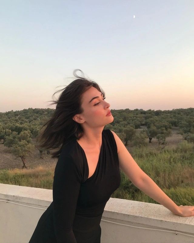 Esra Bilgiç Arkasından Atıp Tutan Gence Twitter'dan Öyle Bir Cevap Verdi ki... 2