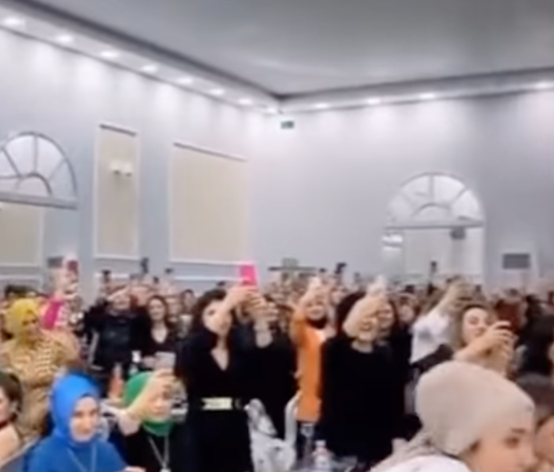 Gebze’de eşcinsel kişinin kadınlarla eğlencesi tepki çekti 6