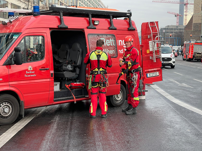 Dünyanın tek parça silindir halindeki en büyük akvaryumu patladı 9
