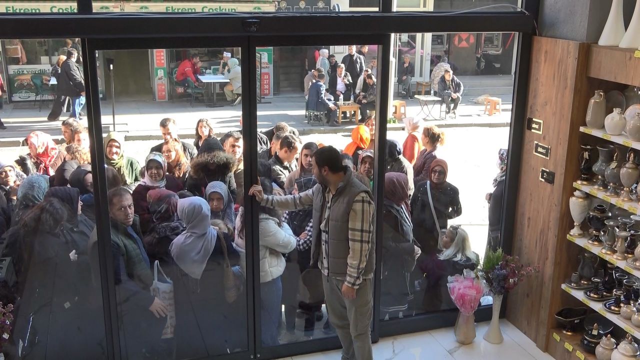 Mağaza açılışında 1 buçuk saatte 4 bin 250 kişi alışveriş yapınca izdihamda eşyalar kırıldı! 1