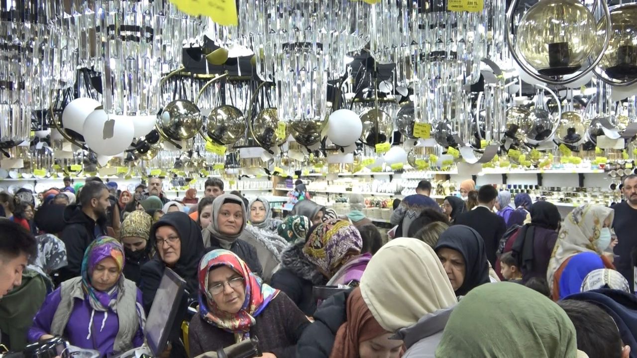 Mağaza açılışında 1 buçuk saatte 4 bin 250 kişi alışveriş yapınca izdihamda eşyalar kırıldı! 2