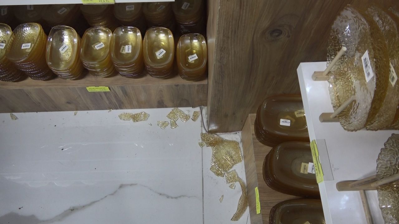 Mağaza açılışında 1 buçuk saatte 4 bin 250 kişi alışveriş yapınca izdihamda eşyalar kırıldı! 4