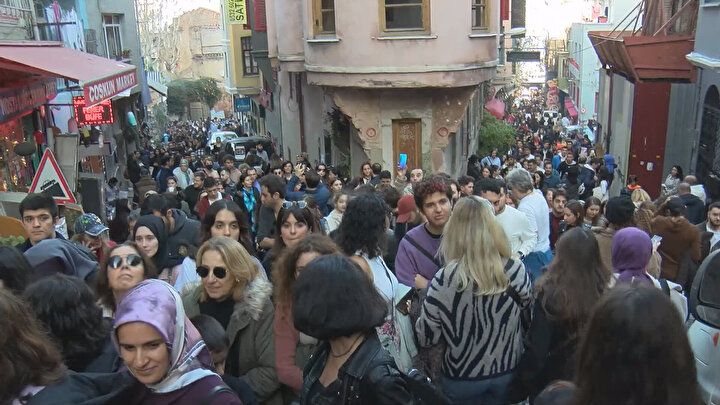 'Kırmızı Mektep' bir günlüğüne ziyarete açıldı! Sokaklar doldu taştı 10