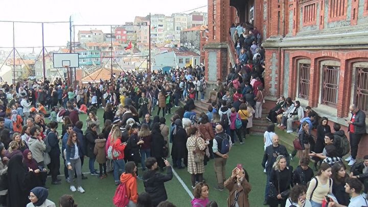 'Kırmızı Mektep' bir günlüğüne ziyarete açıldı! Sokaklar doldu taştı 12