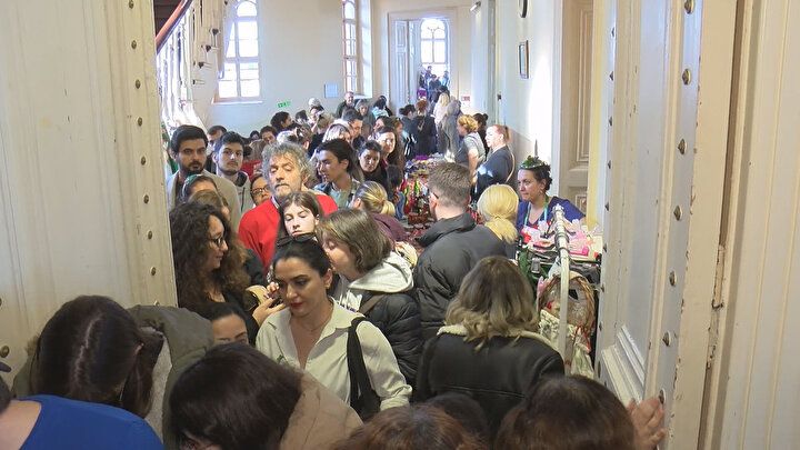 'Kırmızı Mektep' bir günlüğüne ziyarete açıldı! Sokaklar doldu taştı 13