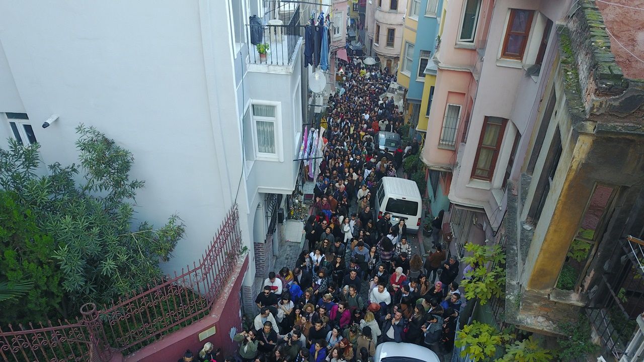 'Kırmızı Mektep' bir günlüğüne ziyarete açıldı! Sokaklar doldu taştı 3