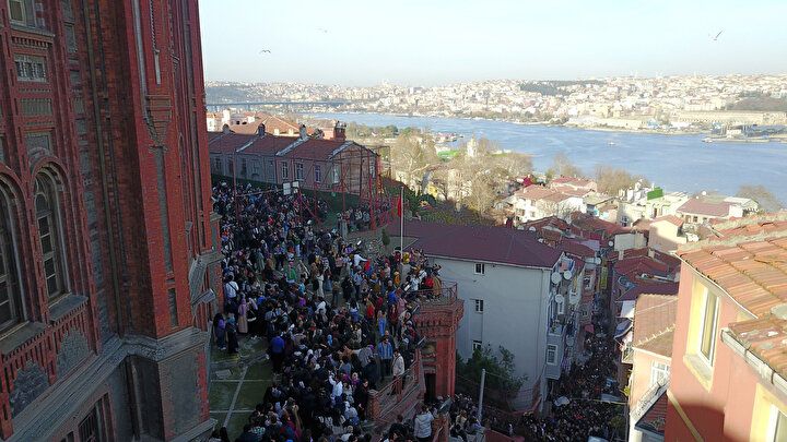 'Kırmızı Mektep' bir günlüğüne ziyarete açıldı! Sokaklar doldu taştı 6