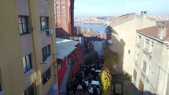 'Kırmızı Mektep' bir günlüğüne ziyarete açıldı! Sokaklar doldu taştı 7