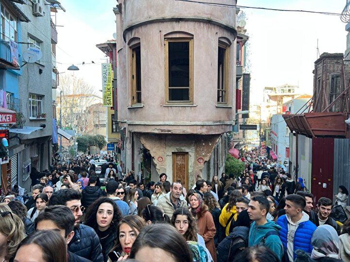 'Kırmızı Mektep' bir günlüğüne ziyarete açıldı! Sokaklar doldu taştı 9