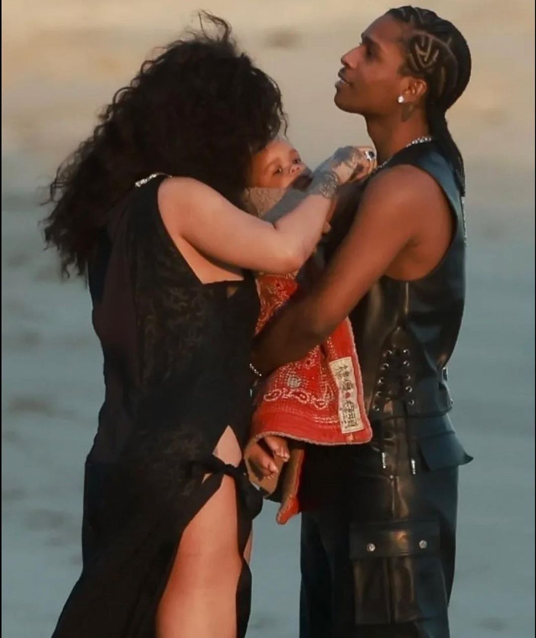 Rihanna'nın sır gibi sakladığı oğlu sonunda görüntülendi 11
