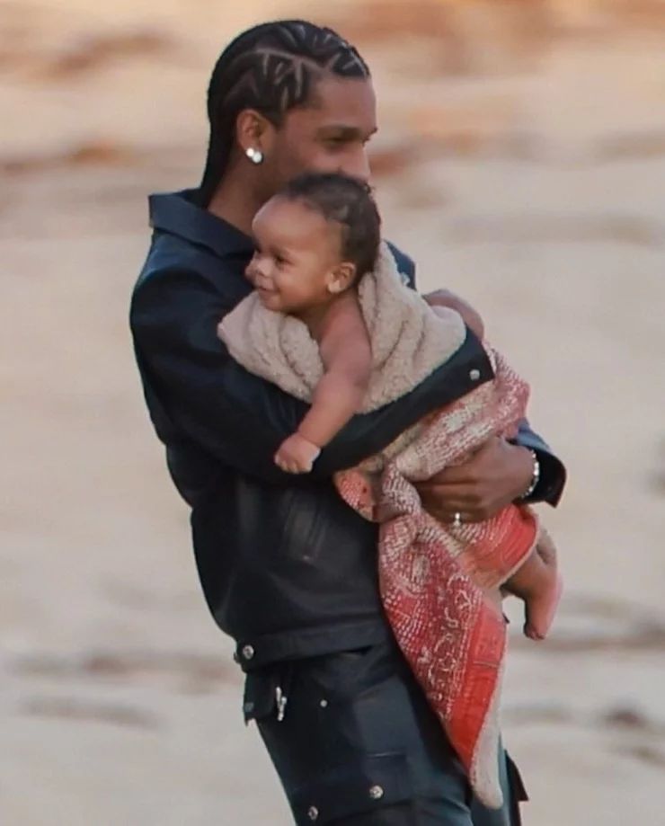 Rihanna'nın sır gibi sakladığı oğlu sonunda görüntülendi 3
