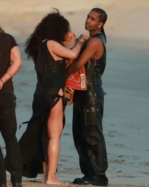 Rihanna'nın sır gibi sakladığı oğlu sonunda görüntülendi 8