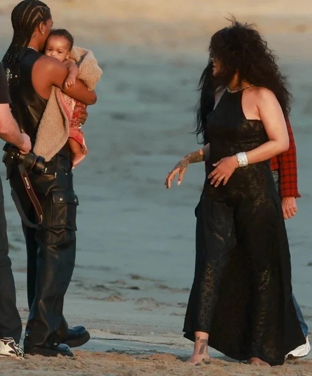 Rihanna'nın sır gibi sakladığı oğlu sonunda görüntülendi 6