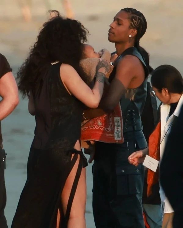 Rihanna'nın sır gibi sakladığı oğlu sonunda görüntülendi 7