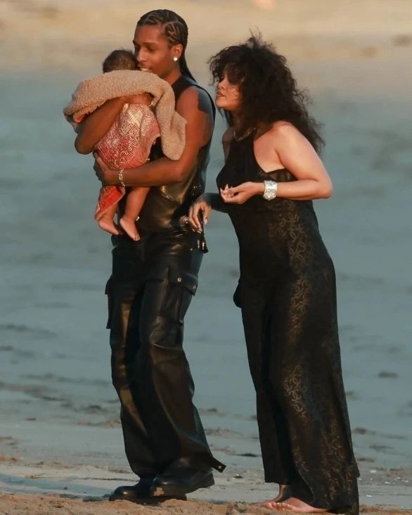 Rihanna'nın sır gibi sakladığı oğlu sonunda görüntülendi 10