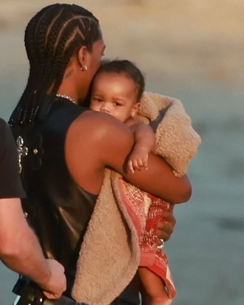 Rihanna'nın sır gibi sakladığı oğlu sonunda görüntülendi 2