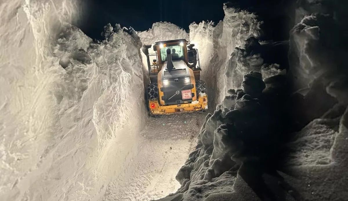 Hakkari'de kar kalınlığı 6 metre olunca ekipler çareyi tünel açmakta buldu 1
