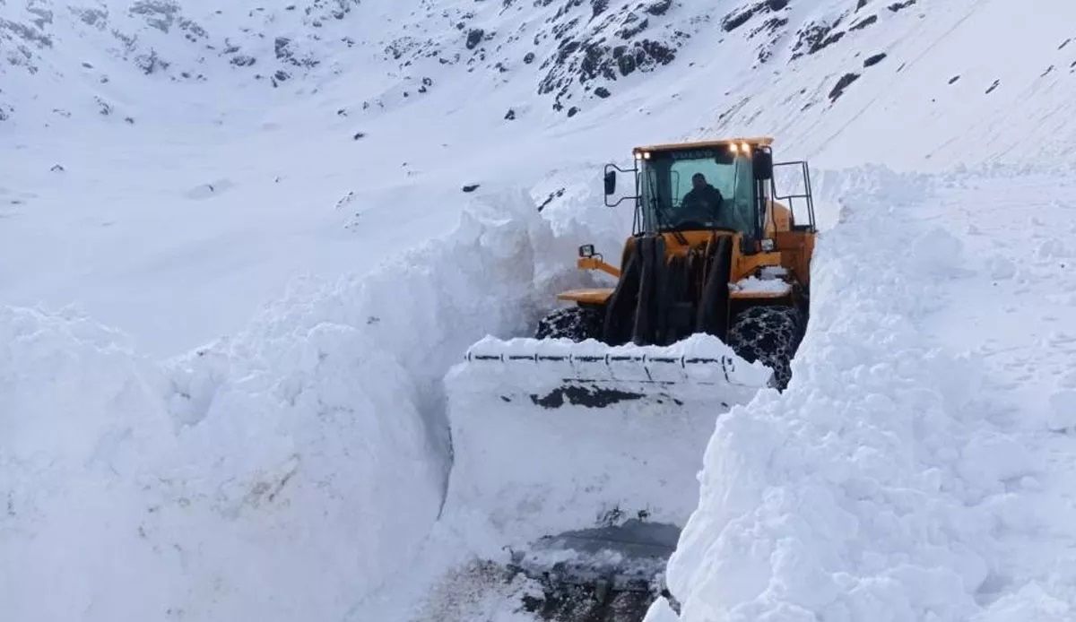 Hakkari'de kar kalınlığı 6 metre olunca ekipler çareyi tünel açmakta buldu 2
