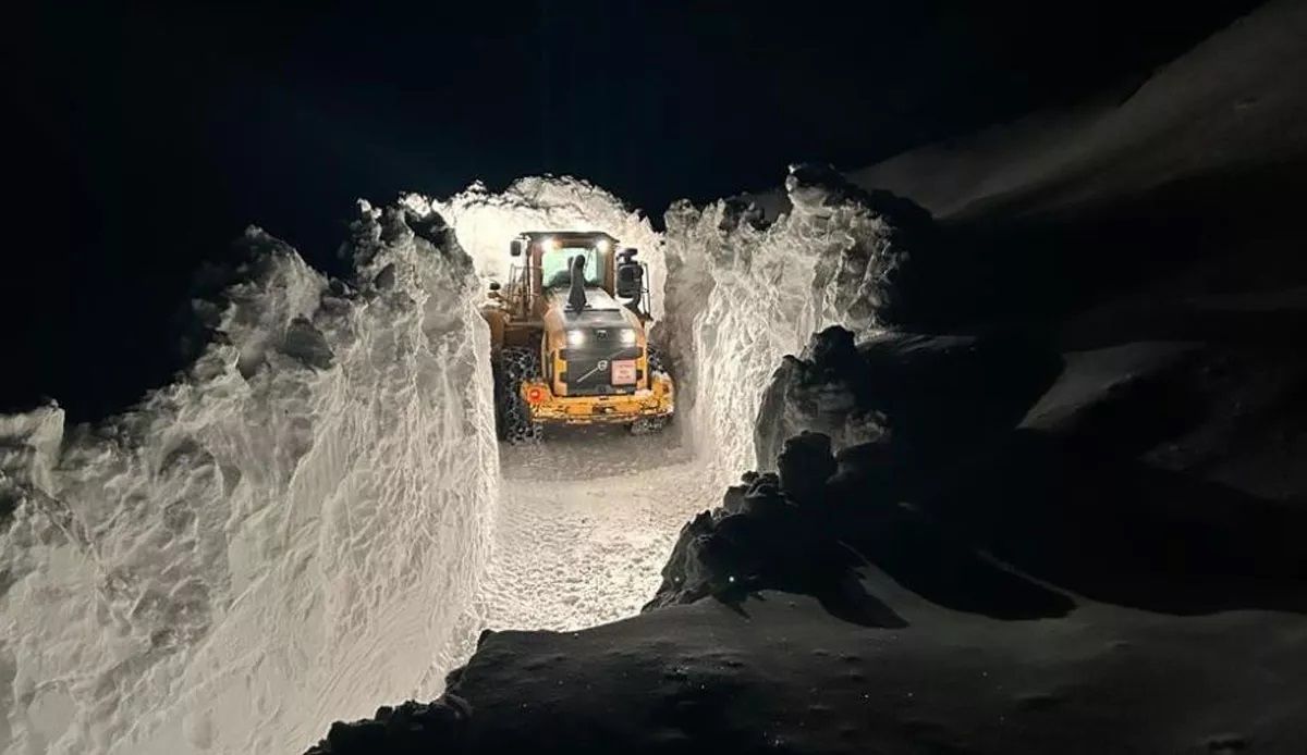 Hakkari'de kar kalınlığı 6 metre olunca ekipler çareyi tünel açmakta buldu 3