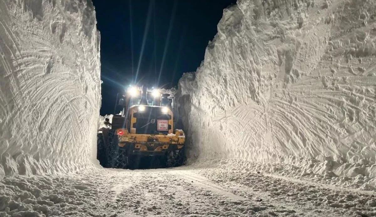 Hakkari'de kar kalınlığı 6 metre olunca ekipler çareyi tünel açmakta buldu 4