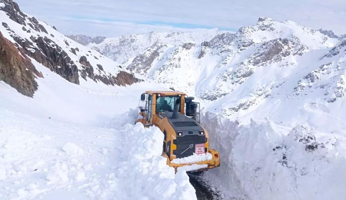 Hakkari'de kar kalınlığı 6 metre olunca ekipler çareyi tünel açmakta buldu 5