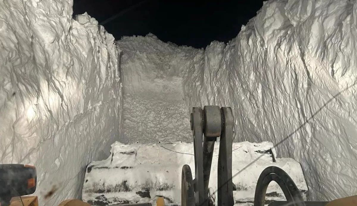 Hakkari'de kar kalınlığı 6 metre olunca ekipler çareyi tünel açmakta buldu 6