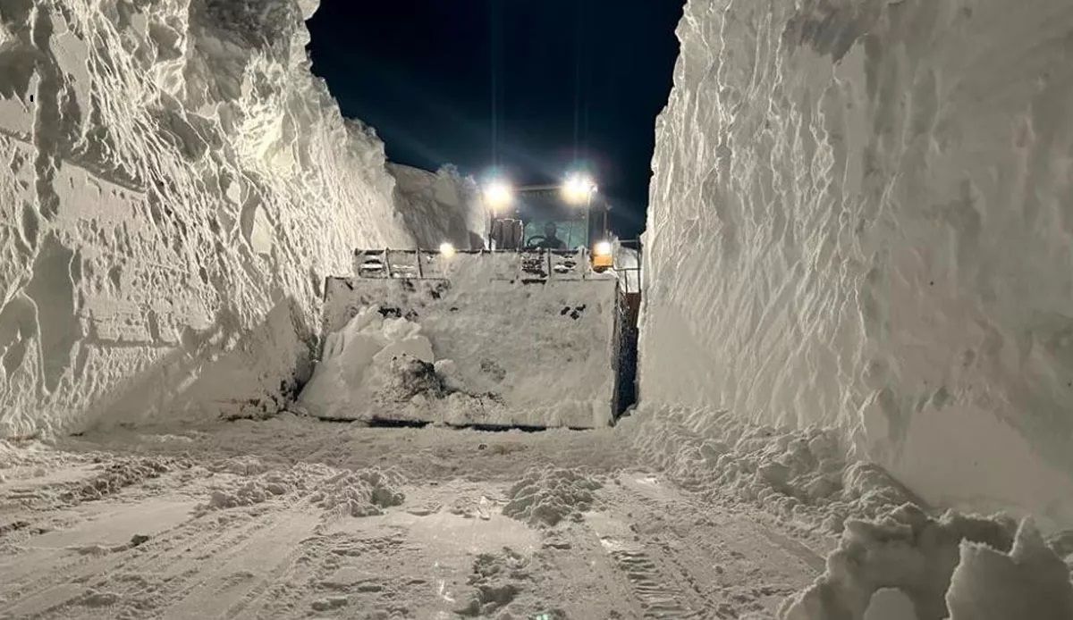 Hakkari'de kar kalınlığı 6 metre olunca ekipler çareyi tünel açmakta buldu 7