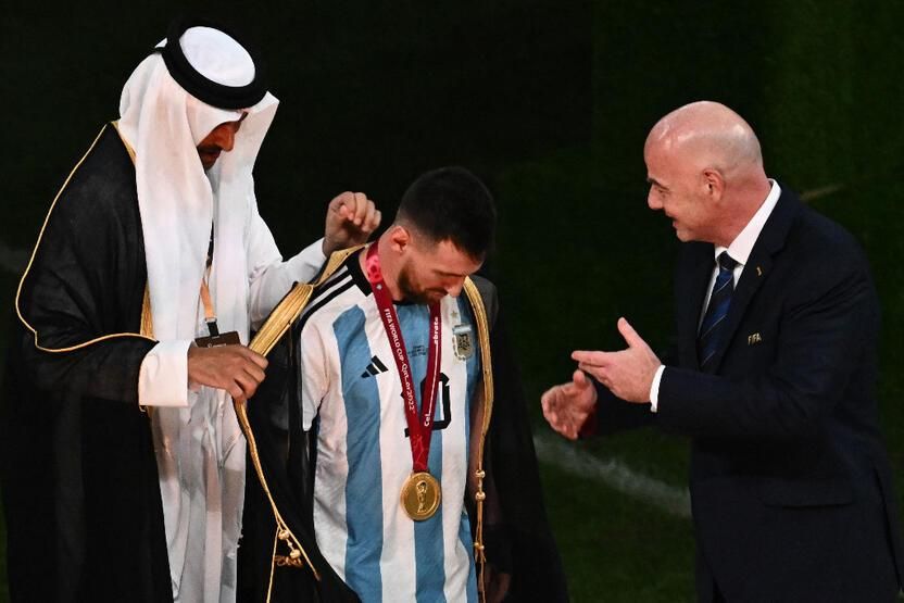 Katar'da ilginç seremoni! İşte Lionel Messi Dünya Kupası'nı böyle aldı... 1