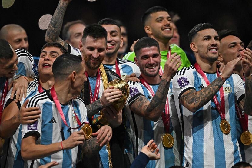 Katar'da ilginç seremoni! İşte Lionel Messi Dünya Kupası'nı böyle aldı... 14