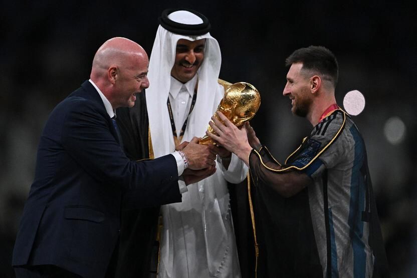 Katar'da ilginç seremoni! İşte Lionel Messi Dünya Kupası'nı böyle aldı... 2