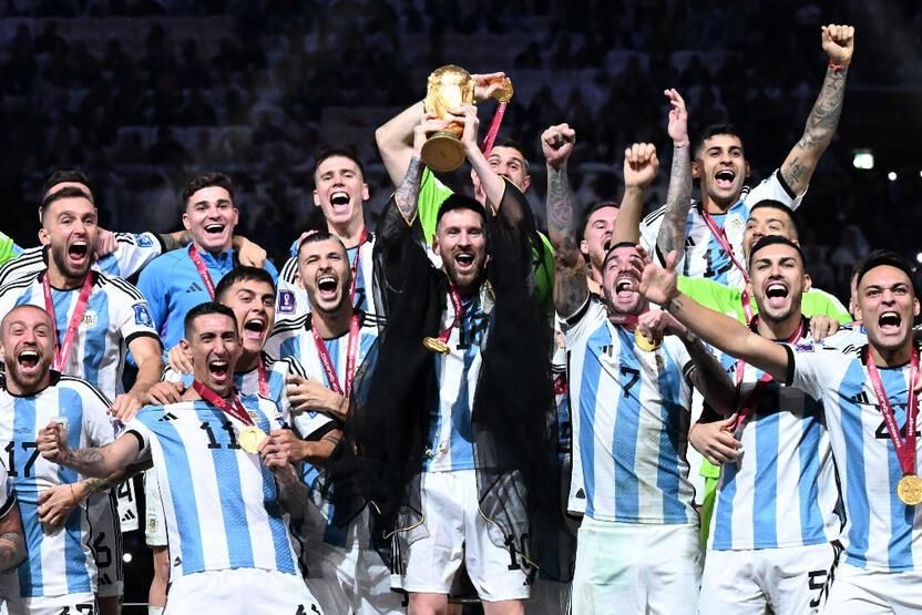 Katar'da ilginç seremoni! İşte Lionel Messi Dünya Kupası'nı böyle aldı... 3