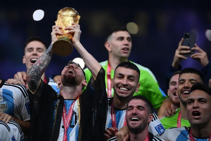 Katar'da ilginç seremoni! İşte Lionel Messi Dünya Kupası'nı böyle aldı... 7