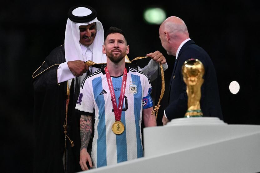 Katar'da ilginç seremoni! İşte Lionel Messi Dünya Kupası'nı böyle aldı... 8