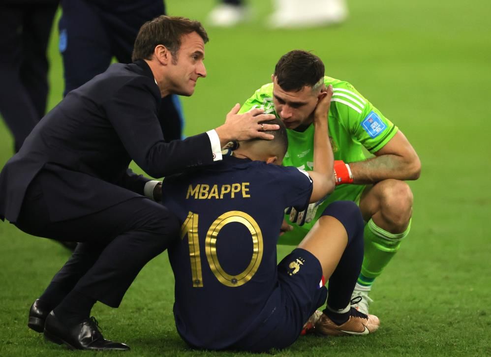 Macron Fransız futbolcuları teselli etti 1