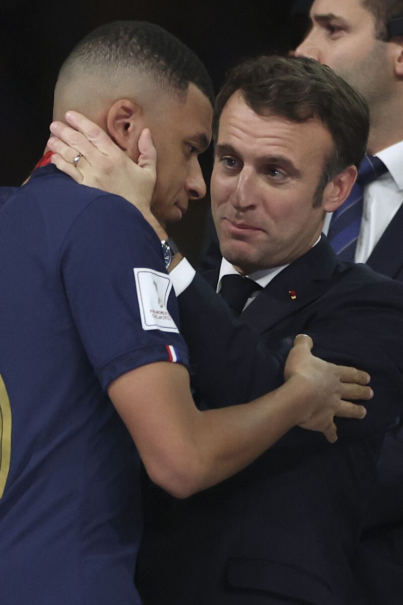 Macron Fransız futbolcuları teselli etti 4