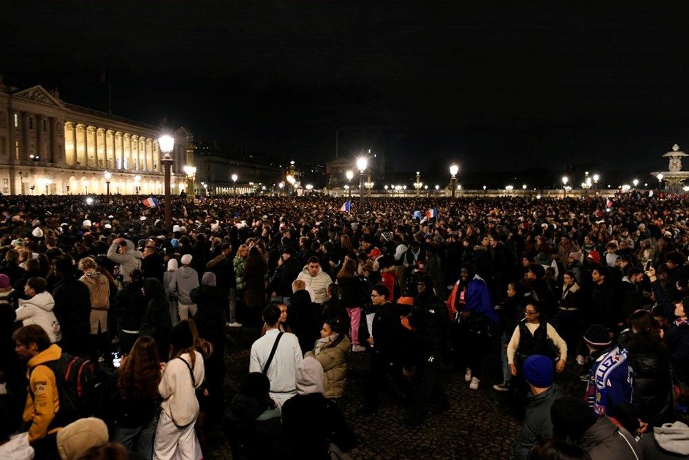 Paris yanıyor! Fransızlar milli takımlarını 50 bin kişiyle karşıladı 1