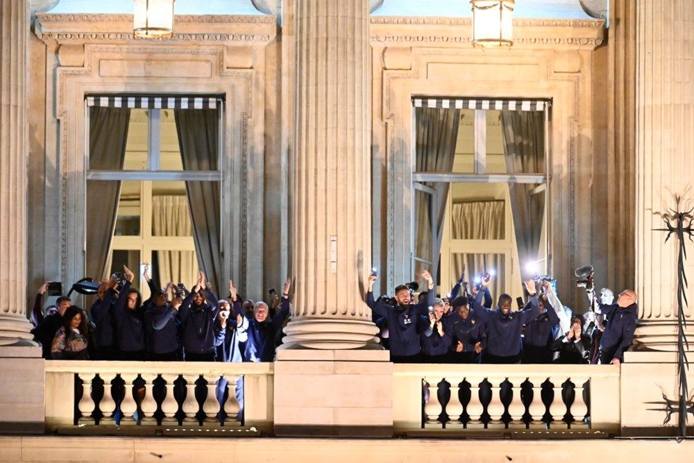 Paris yanıyor! Fransızlar milli takımlarını 50 bin kişiyle karşıladı 11