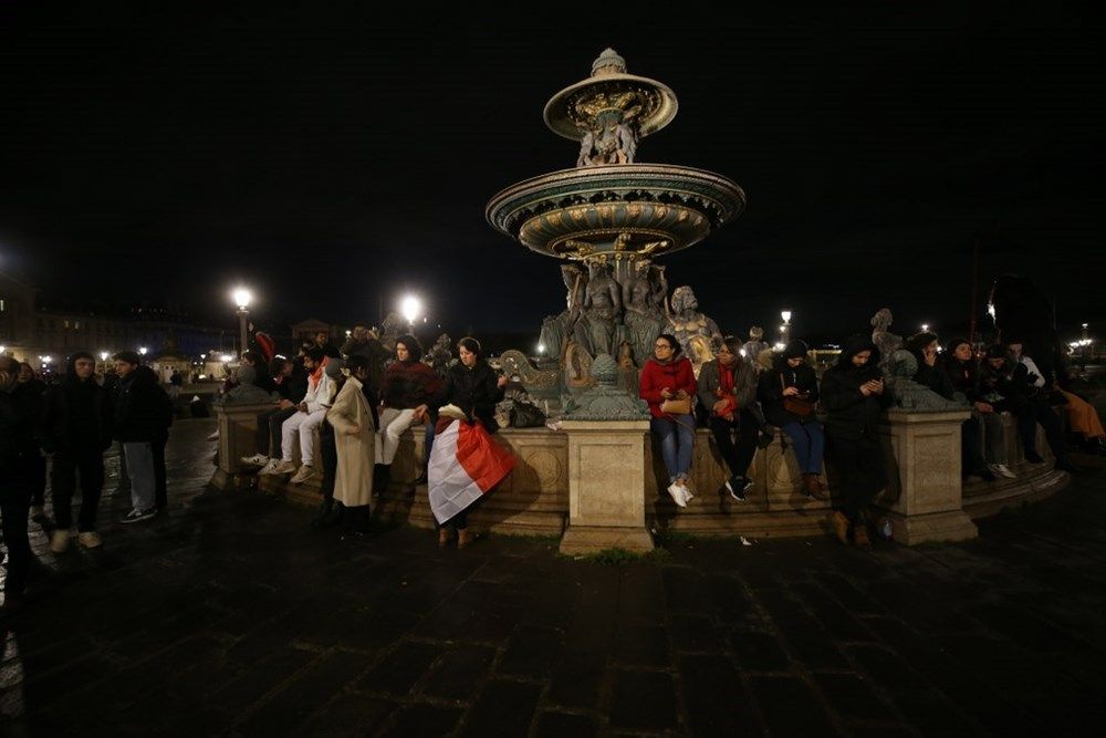 Paris yanıyor! Fransızlar milli takımlarını 50 bin kişiyle karşıladı 12