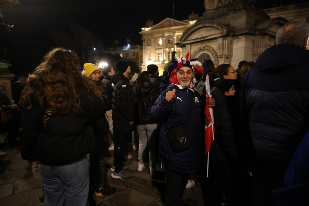 Paris yanıyor! Fransızlar milli takımlarını 50 bin kişiyle karşıladı 13