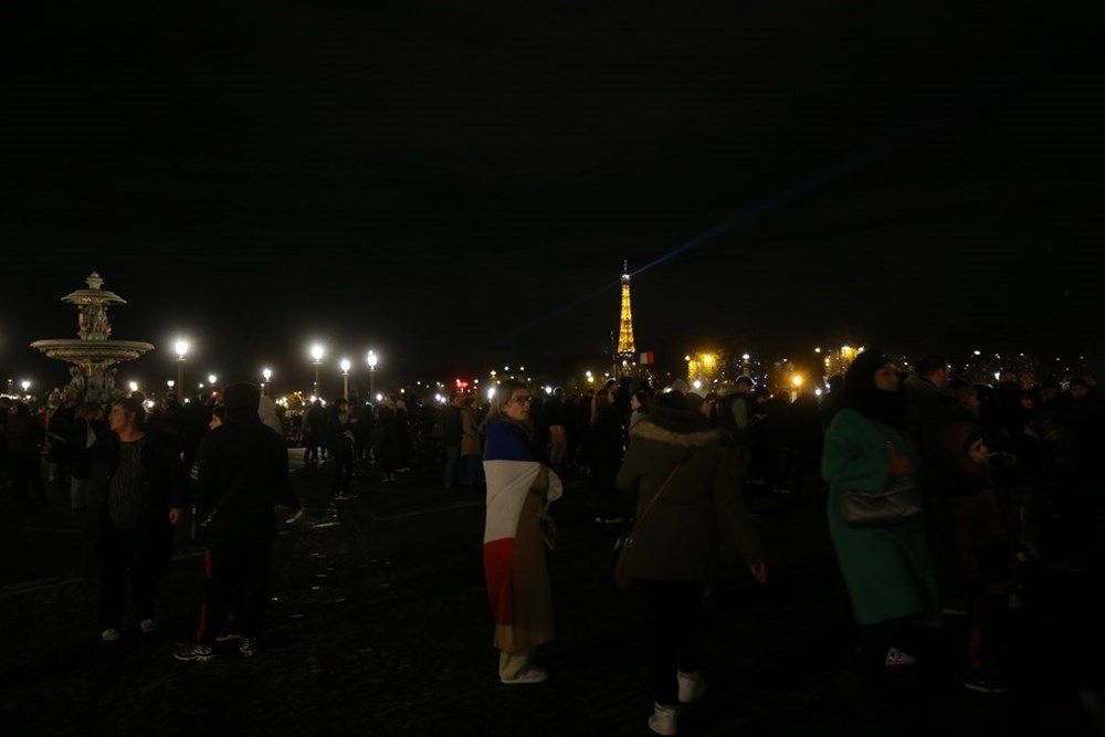 Paris yanıyor! Fransızlar milli takımlarını 50 bin kişiyle karşıladı 16