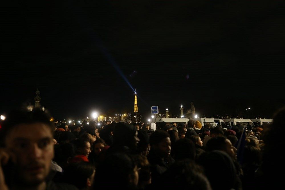 Paris yanıyor! Fransızlar milli takımlarını 50 bin kişiyle karşıladı 17