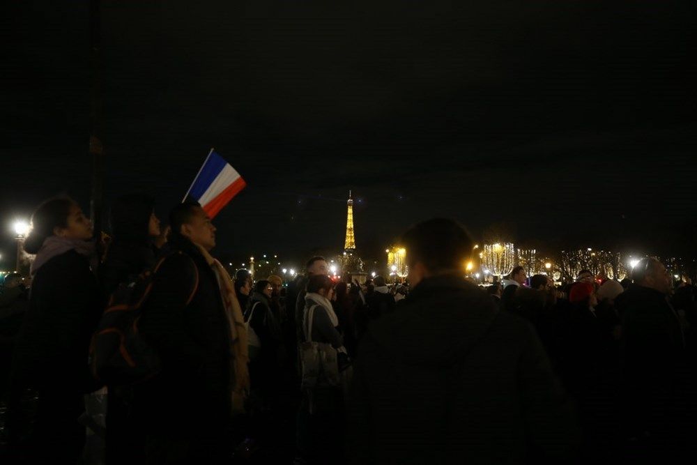 Paris yanıyor! Fransızlar milli takımlarını 50 bin kişiyle karşıladı 18
