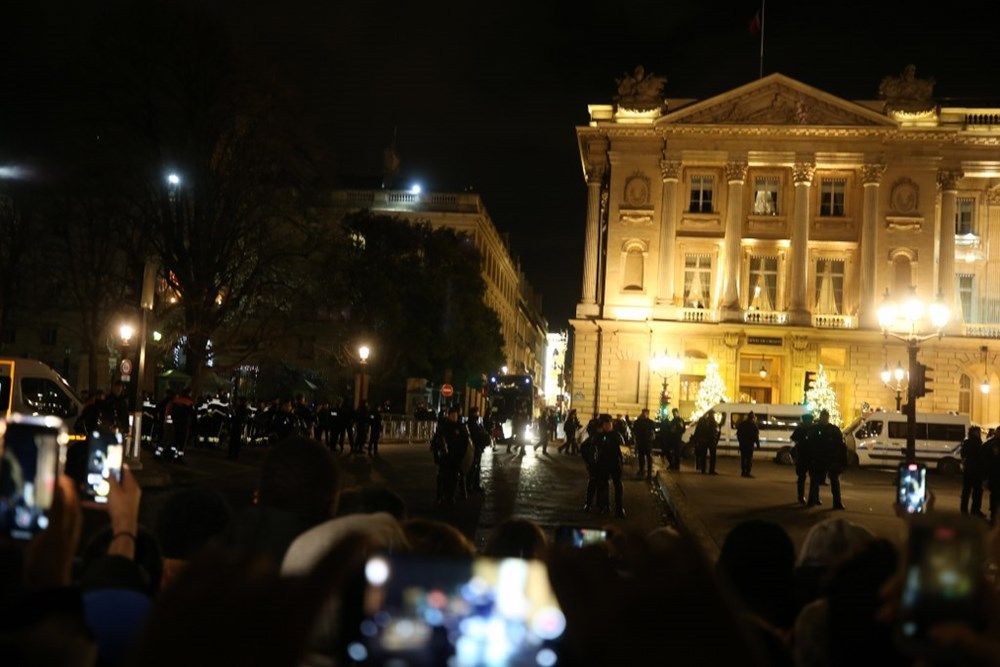 Paris yanıyor! Fransızlar milli takımlarını 50 bin kişiyle karşıladı 19