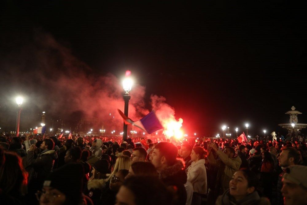 Paris yanıyor! Fransızlar milli takımlarını 50 bin kişiyle karşıladı 2