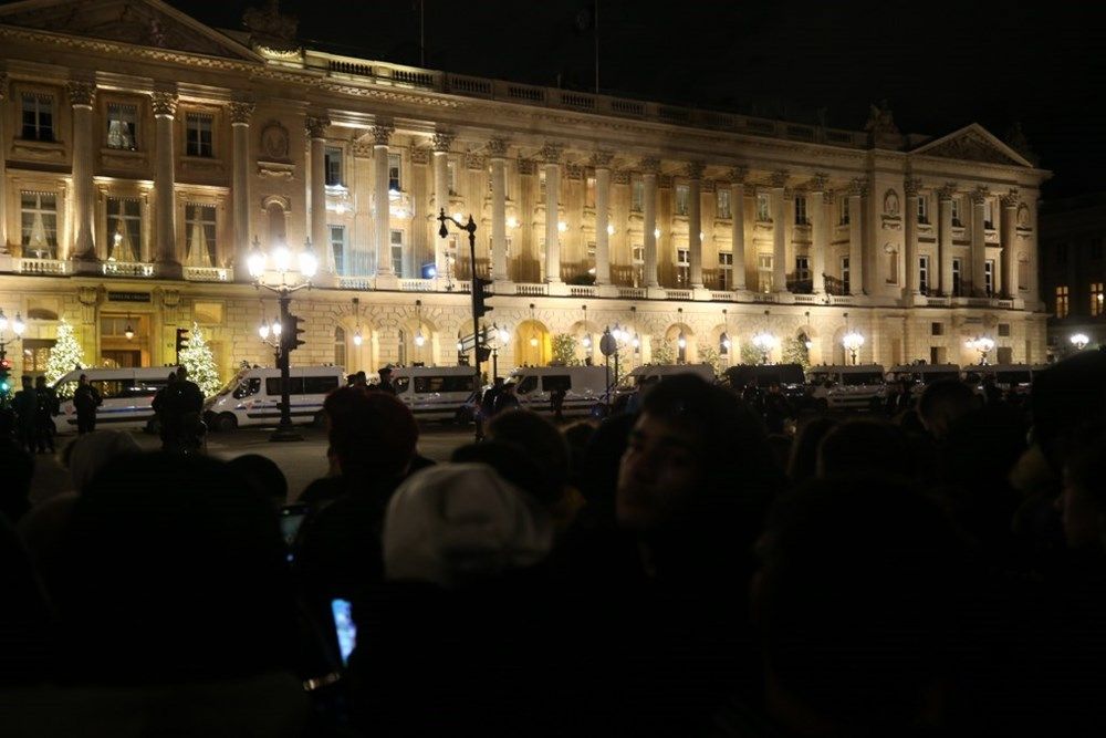 Paris yanıyor! Fransızlar milli takımlarını 50 bin kişiyle karşıladı 20