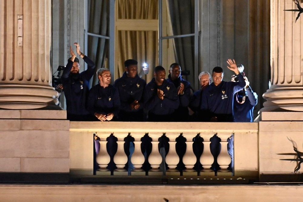 Paris yanıyor! Fransızlar milli takımlarını 50 bin kişiyle karşıladı 3