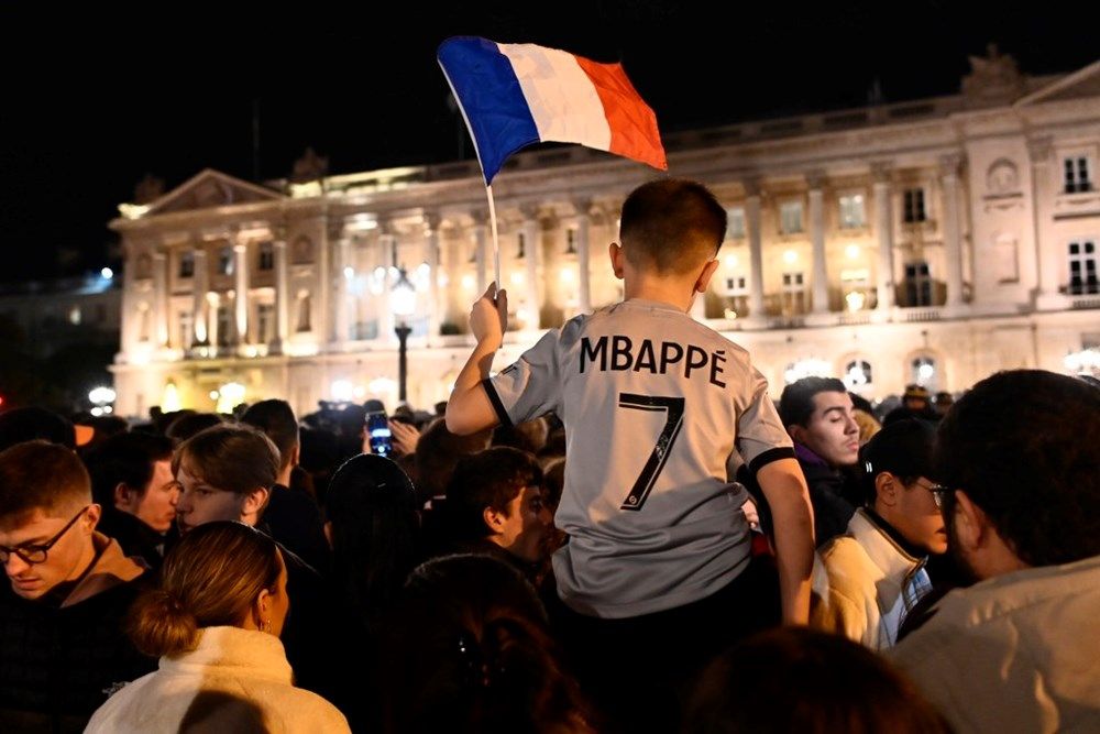 Paris yanıyor! Fransızlar milli takımlarını 50 bin kişiyle karşıladı 5
